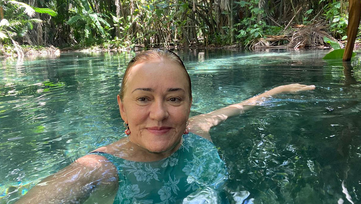 Foto de Margareth Leite nas águas do Olho D'Água da Saúde
