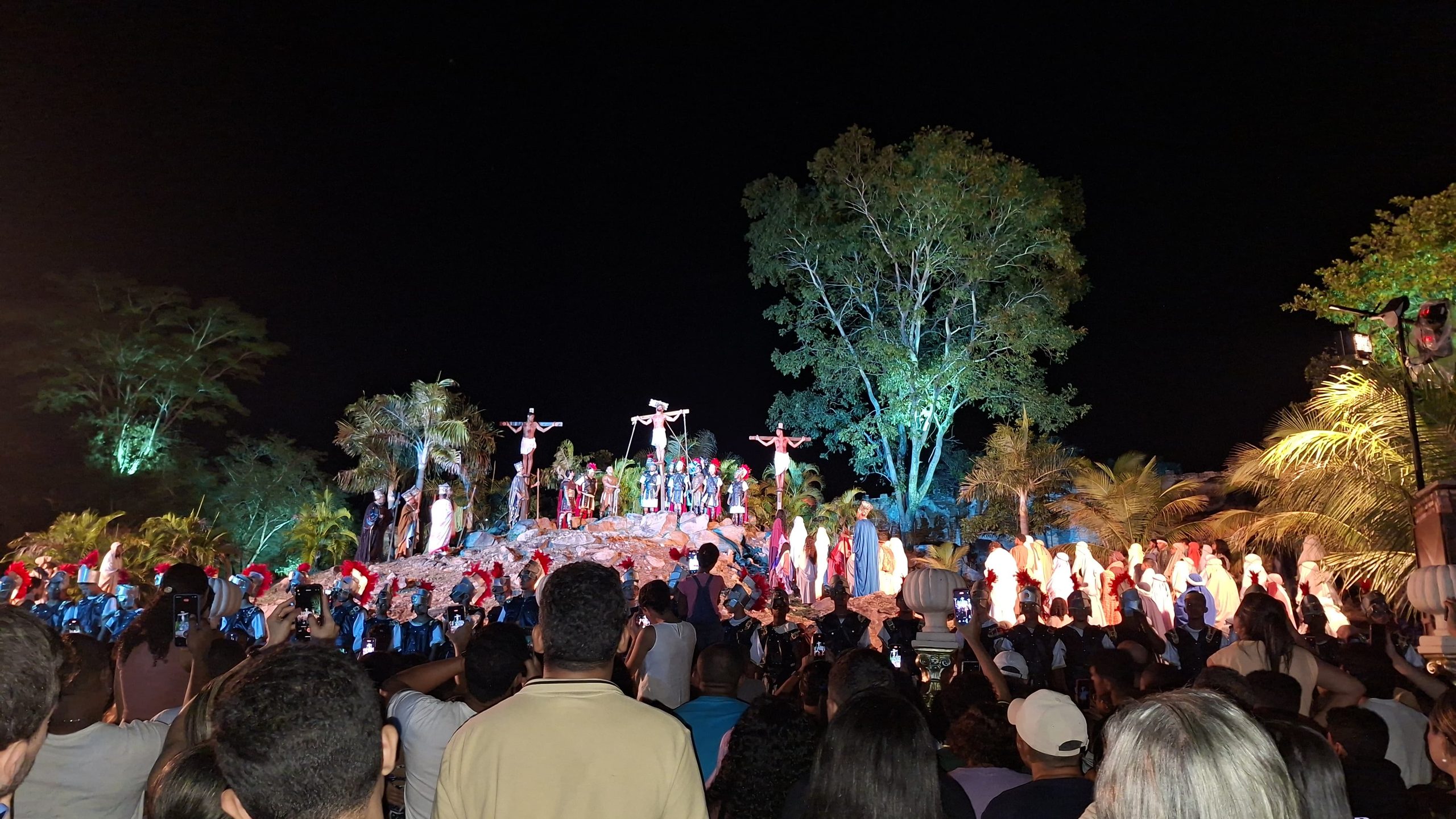Foto da crucificação de Jesus no espetáculo do grupo Scalet